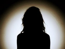 Cahaya di Balik Bayangan